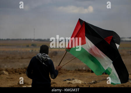 December 7, 2017 - Clashes break out between Palestinian protesters and Israeli soldiers in the al- Farahin district, east of Khan Younis, in the southern part of the Gaza Strip. Before the clashes erupted, Palestinians were protesting against US President Trump's decision to recognize Jerusalem as the capital of Israel Credit: Ahmad Hasaballa/ImagesLive/ZUMA Wire/Alamy Live News Stock Photo