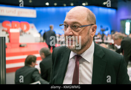 Berlin, Germany. 8th Dec, 2018. Martin Schulz, chairman of the Social Democratic Party, walks through the rows at the federal party conference of the SPD party in Berlin, Germany, 8 December 2018. Credit: Bernd von Jutrczenka/dpa/Alamy Live News Stock Photo