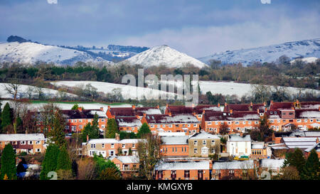 Ashbourne, Derbyshire, UK. 8th December, 2017.  UK Weather: snow on the hills Thorpe Cloud & Bunster Hill by Dovedale above Ashbourne Derbyshire in the Peak District National Park Credit: Doug Blane/Alamy Live News Stock Photo