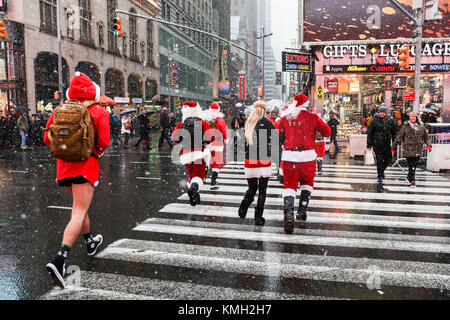 New York, USA. 9th December, 2017. SantaCon participants are seen in Times Square during snow storming New York City this Saturday, 09. PHOTO: VANESSA CARVALHO/BRAZIL PHOTO PRESS/Alamy Live News Stock Photo