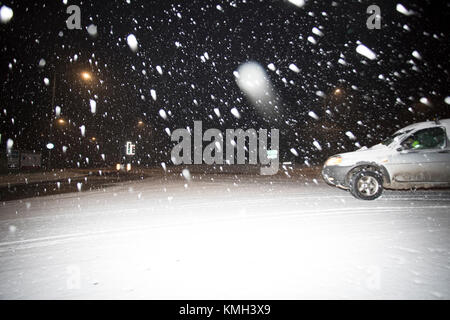 Flintshire, North Wales, 10th December 2017, UK Weather Storm Caroline. A Met Office Amber warning for snow and severe disruption has been issued for many central parts of England and most of Wales. Treacherous driving conditions in Flintshire as a driver tackles the dangerous driving conditions and blizzards near to the village of Altami © DGDImages/Alamy Live News Stock Photo