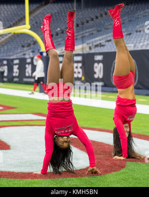 Houston, TX, USA. 10th Dec, 2017. Olympic gymnast Simone Biles walks on her hands for fun while preparing to perform as an honorary member of the Houston Texans Cheerleaders at an NFL football game between the Houston Texans and the San Francisco 49ers at NRG Stadium in Houston, TX. Trask Smith/CSM/Alamy Live News Stock Photo