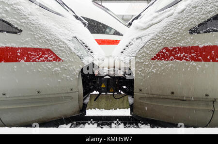 Frankfurt/Main, Germany - 10 Dec 2017: A snow-covered ICE train is waiting at Frankfurt main station until tracks and switches are de-iced. The onset of winter with heavy snowfall even down to the lowlands of Germany caused massive delays to German intercity train traffic. Some ICE trains like here at Frankfurt main station reached their final destination only with a delay of several hours and left hundreds of travellers strandred in transit. Credit: Erik Tham / Alamy Live News Stock Photo