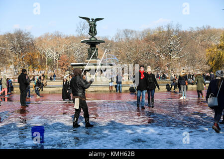 New York, United States. 10th Dec, 2017. People enjoying Central Park in New York in the United States this Sunday, the 10th. A day after blizzard that hit the city. (PHOTO: VANESSA CARVALHO/BRAZIL PHOTO PRESS) Credit: Brazil Photo Press/Alamy Live News Stock Photo