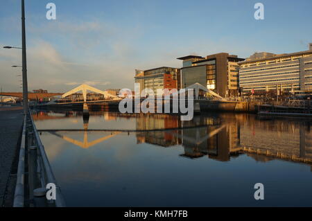 Glasgow, UK, 11th December 2017, UK Weather, A beautiful and crisp morning in Glasgow following a night with freezing temperatures down to -7deg. A dusting of frost and slippery roads and pavements make it hazardous to commute. Credit: Pawel Pietraszewski / Alamy Live News Stock Photo
