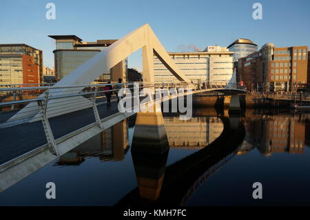 Glasgow, UK, 11th December 2017, UK Weather, A beautiful and crisp morning in Glasgow following a night with freezing temperatures down to -7deg. A dusting of frost and slippery roads and pavements make it hazardous to commute. Credit: Pawel Pietraszewski / Alamy Live News Stock Photo