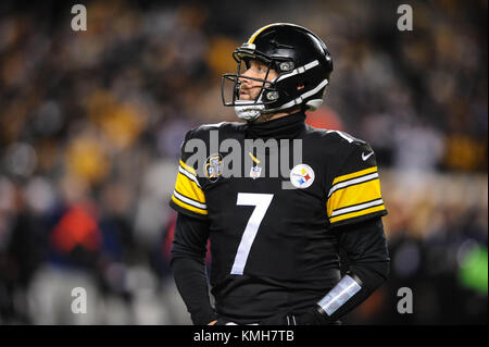 Pittsburgh Steelers quarterback Ben Roethlisberger (7) walks off the field  holding the jersey of linebacker Ryan Shazier after beating the Baltimore  Ravens 39-38 to clinch the AFC North Championship in an NFL