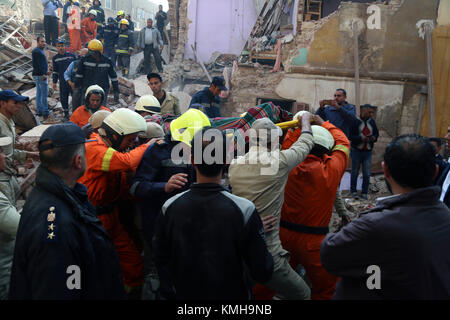 Cairo, Egypt. 12th Dec, 2017. Rescuers work at the site of a building collapse in the Shobra borough in Cairo, Egypt, on Dec. 12, 2017. At least two people were killed and six were injured in the accident, according to local media. Credit: Ahmed Gomaa/Xinhua/Alamy Live News Stock Photo