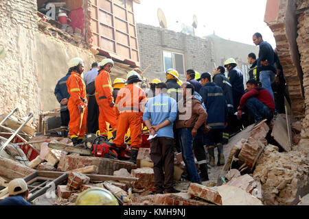 Cairo, Egypt. 12th Dec, 2017. Rescuers work at the site of a building collapse in the Shobra borough in Cairo, Egypt, on Dec. 12, 2017. At least two people were killed and six were injured in the accident, according to local media. Credit: Ahmed Gomaa/Xinhua/Alamy Live News Stock Photo