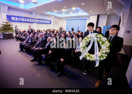 (171212) -- THE HAGUE, Dec. 12, 2017 (Xinhua) -- People lay a wreath to mourn the victims of Nanjing Massacre during a memorial in The Hague, the Netherlands, on Dec. 12, 2017. Some 200 Chinese people and students living in the Netherlands attended a memorial of Nanjing Massacre, held one day ahead of China's 'National Memorial Day for Nanjing Massacre Victims.' (Xinhua/Rick Nederstigt) Stock Photo