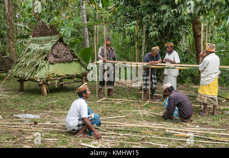 Men making biers to carry coffins at a traditional, communal cremation ritual, village of Tegalalang, Gianyar, Bali, Indonesia. Stock Photo