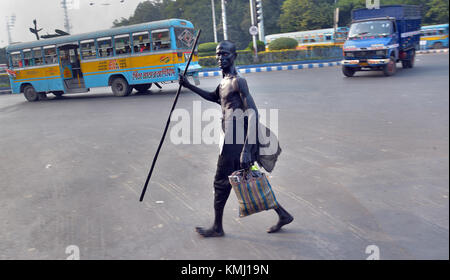 Kolkata, India. 06th Dec, 2017. A man dressed as the leader of the Indian independence movement Mahatma Mohandas Karamchand Gandhi in dhoti and stick at the street. Credit: Sanjay Purkait/Pacific Press/Alamy Live News Stock Photo