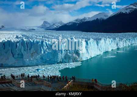 Tourists on walkway and Perito Moreno Glacier, Parque Nacional Los Glaciares (World Heritage Area), Patagonia, Argentina, South America Stock Photo