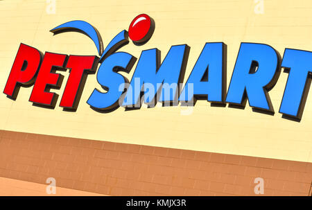 Petsmart Store And Logo Stock Photo Alamy