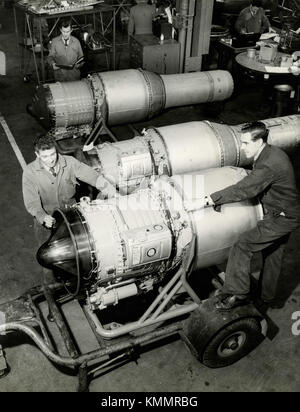 Loading aircraft engines Orpheus B.O.3 Bristol Siddeley,  UK 1940s Stock Photo