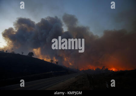 Bonsall, CA, USA. 7th Dec, 2017. Firefighters battle to save apartments ...