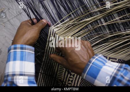 Dhaka, Bangladesh. 9th Dec, 2017. A craftsman gives a live demonstration how to make a Shital pati (a traditional mat made of materials from murta plants) on an exhibition on Shitol Pati at national Museum of Bangladesh. Credit: Md. Mehedi Hasan/ZUMA Wire/Alamy Live News Stock Photo