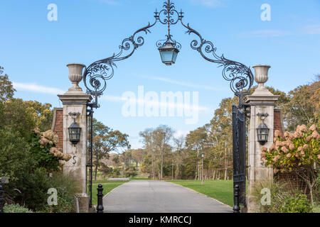 entrance gate to an exclusive southampton golf course in southampton, ny Stock Photo