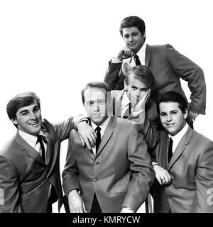 BEACH BOYS  Promotional photo of  US music group about 1964. From left: Dennis Wilson, Mike Love, Al Jardine, Brian Wilson (top), Carl Wilson Stock Photo