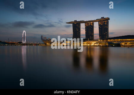 Singapore Flyer Observation Wheel, Art Science Museum And The Marina Bay Sands At Sunrise. Stock Photo