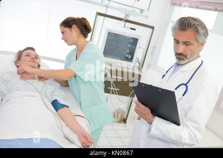 Doctors interacting with patient in the ward Stock Photo - Alamy