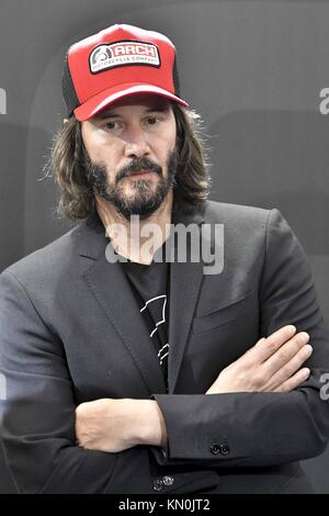 keanu reeves baseball cap