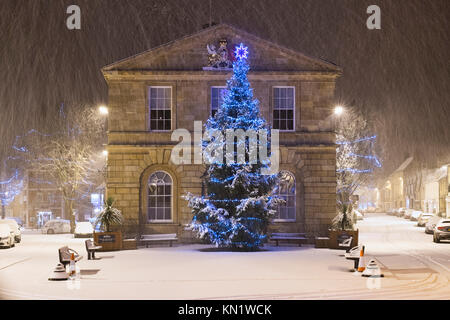 Woodstock, UK. 10th Dec, 2017. Woodstock town hall christmas tree in the heavy snow in the early morning. Oxfordshire, England. December 10th, 2017 Credit: Tim Gainey/Alamy Live News Stock Photo