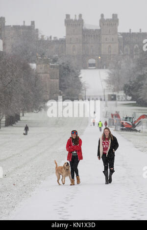 Windsor, UK. 10th December, 2017. Local residents with dogs take an early stroll in the snow on the Long Walk in front of Windsor Castle in Windsor Great Park. Credit: Mark Kerrison/Ģ����ý Live News Stock Photo