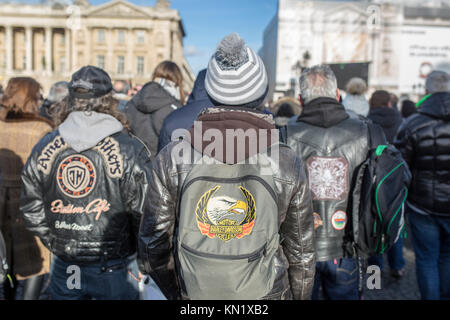 Paris, France. 09th Dec, 2017. Popular commemoration of the death of French singer Johnny Hallyday in Paris: bikers mourning Credit: slaeinte/Alamy Live News Stock Photo