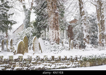 Birminghan, UK. 10th Dec, 2017. Heavy snow is causing beautiful scene in Harborne Village, Birmingham Credit: Ket Sang Tai/Alamy Live News Stock Photo