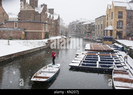 Cambridge, UK. 10th Dec, 2017. UK Weather: Heavy snow in Cambridge, England, UK. Credit: Nicola Ferrari/Alamy Live News Stock Photo