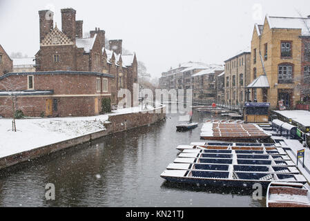 Cambridge, UK -  10 December 2017. UK Weather: Heavy snow in Cambridge, England,  UK.  Credit: Nicola Ferrari/Alamy Live Stock Photo