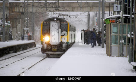 Coventry, UK. 10th Dec, 2017. Snow hit the Midlands overnight into Sunday morning. At Tile Hill, Coventry 7 on 10 December 2017 as snow continues to fall passengers wait to board a London & North Western Railways train for Birmingham New Street on the first day of the new rail franchise. as snow continues to fal. Credit: Fraser Pithie/Alamy Live News Stock Photo