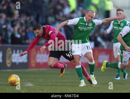 Celtic's Callum McGregor (left) challenges Hibernian's Dylan McGeouch during the Ladbrokes Scottish Premiership match at Easter Road, Edinburgh. Stock Photo