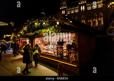 Vienna, Austria, 10th December 2017. Traditional festive season Viennese Christmas Market in Rathausplatz (Christkindlmarkt am Rathausplatz, Wiener Christkindlmarkt), the largest yuletide market in Vienna, situated by the Neues Rathaus (new city hall) in the Museum Quarter of central Vienna (Innere Stadt). Credit: Graham Prentice/Alamy Live News. Stock Photo