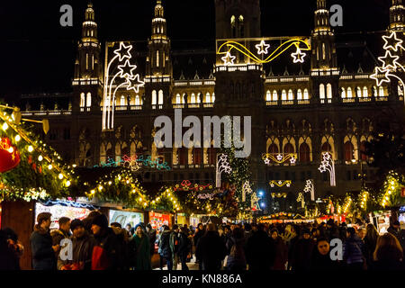 Vienna, Austria, 10th December 2017. Traditional festive season Viennese Christmas Market in Rathausplatz (Christkindlmarkt am Rathausplatz, Wiener Christkindlmarkt), the largest yuletide market in Vienna, situated by the Neues Rathaus (new city hall) in the Museum Quarter of central Vienna (Innere Stadt). Neues Rathaus is illuminated in the background. Credit: Graham Prentice/Alamy Live News. Stock Photo