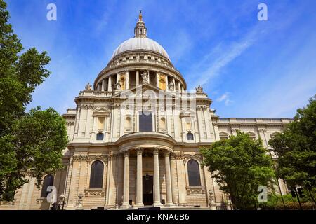 London St Paul Pauls Cathedral facade in England.