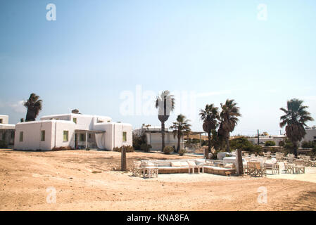 One of the typical guesthouses with bar and restaurant in Antiparos, one of the Cyclade islands in Greece Stock Photo