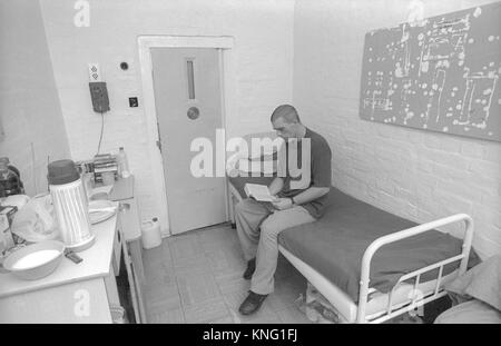 Male prisoner reading in his cell, HMP Winchester, Winchester, Hampshire, United Kingdom. 10 May 2001. Stock Photo