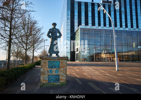 Memorial bronze statue (in James Ashworth Square outside the Cube building at Corby, Nhants, England) to a steelworker in memory of the defunct steelw Stock Photo
