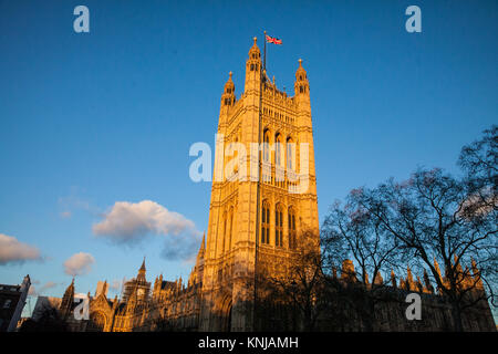 London, UK. 8th December, 2017. Late afternoon sunlight on the Palace of Westminster. Stock Photo