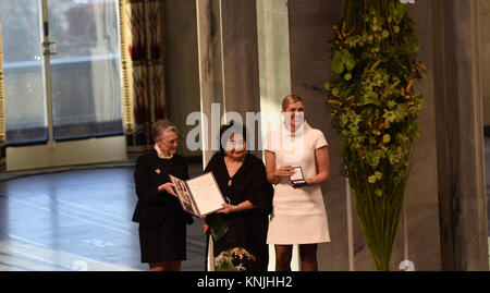 Oslo, Norway. 10th Dec, 2017. The Nobel Peace Prize 2017 is awarded to ICAN the International Campaign to Abolish Nuclear Weapons (ICAN) at City Hall in Oslo Norway. Awarding from Ms Setsuko Thurlow - Hiroshima survivor and ICAN Campaigner and Ms Beatrice Fihn -Excutive Director of ICAN. Credit: C) ImagesLive/ZUMA Wire/Alamy Live News Stock Photo