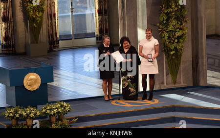 Oslo, Norway. 10th Dec, 2017. The Nobel Peace Prize 2017 is awarded to ICAN the International Campaign to Abolish Nuclear Weapons (ICAN) at City Hall in Oslo Norway. Ms Setsuko Thurlow - Hiroshima survivor and ICAN Campaigner and Ms Beatrice Fihn -Excutive Director of ICAN proudly shows thier Nobel Peace Prize Credit: C) ImagesLive/ZUMA Wire/Alamy Live News Stock Photo