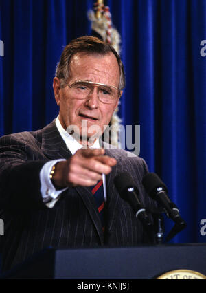 Washington, District of Columbia, USA. 5th Dec, 1991. United States President George H.W. Bush speaks to the media in the Press Briefing Room of the White House in Washington, DC on December 5, 1991. The President announced that Samuel Skinner will replace John Sununu as White House Chief of Staff.Credit: Howard L. Sachs/CNP Credit: Howard L. Sachs/CNP/ZUMA Wire/Alamy Live News Stock Photo