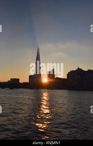 London, UK. 12th December 2017. Sunrise over London after the coldest night of the year. Credit: Matthew Chattle/Alamy Live News Stock Photo