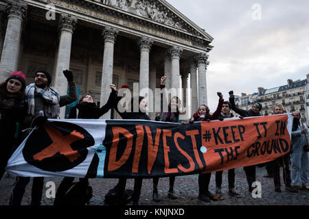 Paris, Ile de France, France. 12th Dec, 2017. Protestors display placards adressing various environmental issues. Answering a call from 350 France, Tour Alternatiba, Les Amis de la Terre France, ANV Action non-violente COP21, Attac France (Officiel), Bizi Mugi, le CRID, le Réseau Action Climat, la Fondation pour la Nature et l'Homme, Oxfam France, Refedd et ZEA, several hundred protesters gathered in front of the Panthéon in Paris for happening. They symbolically tore down the 'wave of energies from the past Credit: Alban Grosdidier/SOPA/ZUMA Wire/Alamy Live News Stock Photo