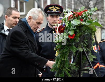 Bratislava, Slovakia. 12th Dec, 2017. Czech President Milos Zeman (2nd from left) visits Slovakia on December 12, 2017. This is Zeman's last abroad trip in this election period. On the photo is seen Zeman in front of the memorial of Czechoslovak statehood in Bratislava, Slovakia. Credit: Vaclav Salek/CTK Photo/Alamy Live News Stock Photo
