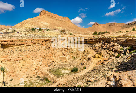Arid landscape near Chenini in Tataouine Governorate, South Tunisia Stock Photo