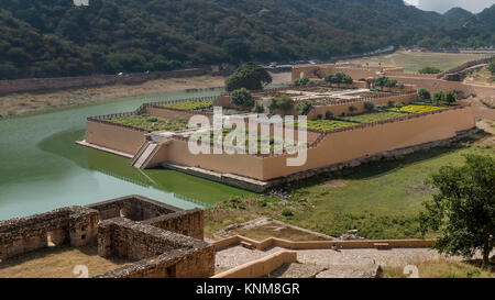 Amber Fort gardens on Lake Maota, Amer, Jaipur, Rajasthan, India Stock Photo