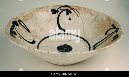 Bowl with Arabic Inscription,  He who multiplies his words, multiplies his worthlessness  MET wb-40.170.25b Bowl with Arabic Inscription,  He who multiplies his words, multiplies his worthlessness  MET wb-40.170.25b /449721 Stock Photo